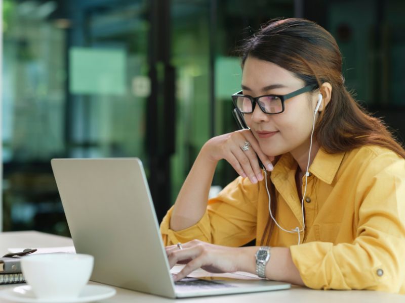 Học đại học từ xa ngành Luật để thăng tiến cho người đi làm