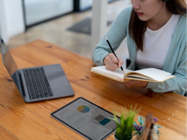 Đang đi làm có nên học đại học từ xa ngành Kế toán không?